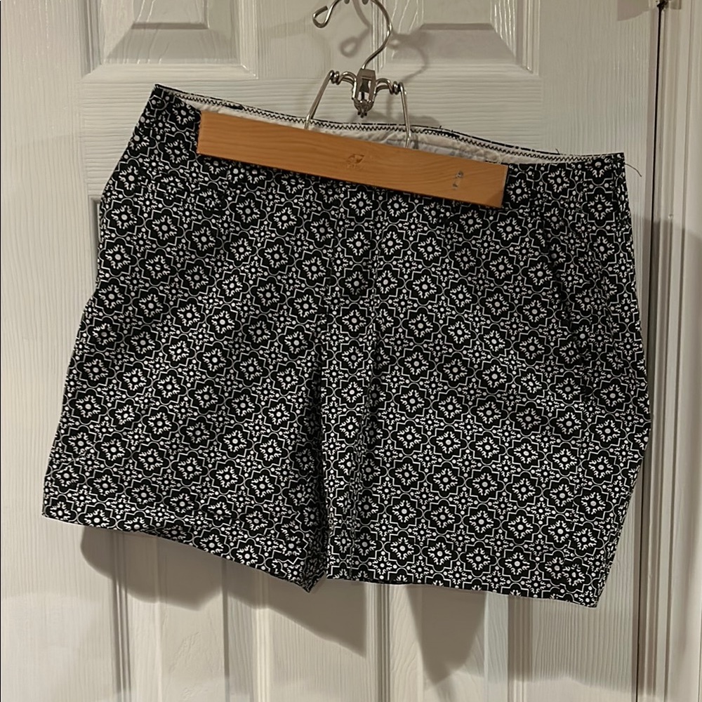 Old Navy classic low rise shorts size 8